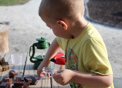 Normal_techniek_wetenschap_kind_jongen_buiten_onderzoeken_ontdekken