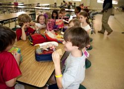 Normal_overblijven__kinderen__eten__lunch__kind__blij__overblijfouder__tussenschoolse_opvang