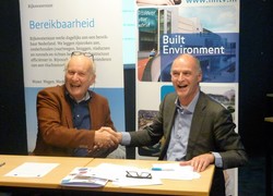 Ondertekening samenwerkingsovereenkomst tussen Rijkswaterstaat en NHTV. v.l.n.r.: Hans Jeekel, topadviseur Kennis en Innovatie Rijkswaterstaat en hoogleraar TU/e en Nico van Os, lid College van Bestuur NHTV