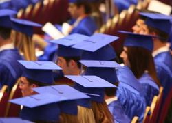 Eerste vrouwelijke leerling met een diploma op ‘visserijschool’ Katwijk