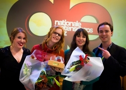 Winnaars de Nationale Wetenschapsquiz 2017 met presentatoren, v.l.n.r.: Ionica Smeets, Marleen Kamperman, Ellen Deckwitz, Pieter Hulst. Fotograaf: Robert Lagendijk