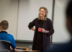 Minister Ollongren van Binnenlandse Zaken geeft gastles op MBO College Zuidoost Minister Ollongren van Binnenlandse Zaken geeft gastles op MBO College Zuidoost