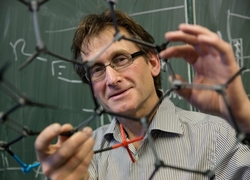 Nobelprijswinnaar Ben Feringa geeft exclusief theatercollege Nobelprijswinnaar Ben Feringa geeft exclusief theatercollege