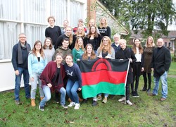 Natascha Kuipers met groep die naar Malawi afreist