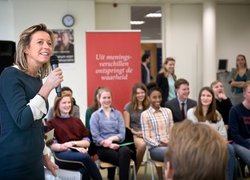 Minister Ollongren eregast op scholierendebat van het Haags Montessori Lyceum 