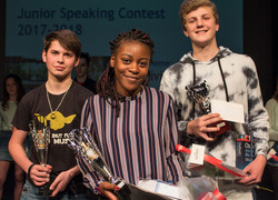 De winnaars van de Junior Speaking Contest 2018, vlnr Simon, Alegressa en Tim De winnaars van de Junior Speaking Contest 2018, vlnr Simon, Alegressa en Tim