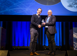 John Stuiver (r.) van Wageningen Universiteit wint GIS Pro Award