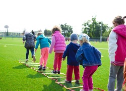 Normal_kinderen_sporten_bewegen_buiten_spelen