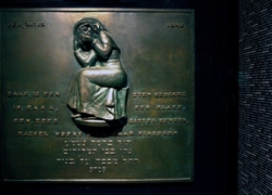 Normal_museonjoodskindermonumentplaquetterwresize