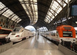 Normal_trains_barcelona_station_transportation_travel_railway_spain_transport-924583