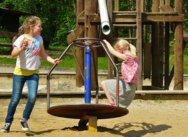 Normal_speeltuin__po__kov__spelen__buiten__kinderen__meisjes__vrolijk__plezier