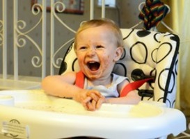 Normal_baby_kinderstoel_eten_blij_lachen