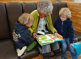 Normal_voorlezen_lezen_kinderen_oma_ouder