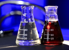 Normal_wetenschap_onderzoek_chemie_scheikunde_vloeistof_glas