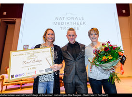 Winnaar Nationale Mediatheek Trofee 2018: Mediathecarissen van het Farel College uit Amersfoort met schrijver Alex Boogers, foto: Marco De Swart