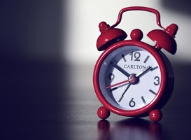 Normal_tijd_klok_deadline_rood_alarm_let_op__alarmbel