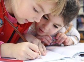 Normal_normal_meisjes_kinderen_tekenen_schrijven_huiswerk_schoolopdracht_schoolwerk_klas_leerling