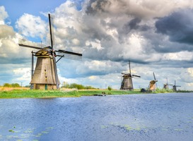 Normal_kinderdijk__molens__water__gras__wolken