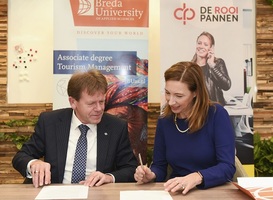 Elisabeth Minnemann - voorzitter van het College van Bestuur van Breda University of Applied Sciences - en Tiny Pheninckx, voorzitter van het College van Bestuur van De Rooi Pannen - ondertekenen de intentieovereenkomst