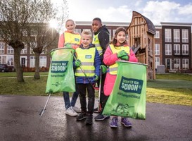 Tussen maandag 18 en 23 maart gaan meer dan 1000 scholen en BSO's de straat op om zwerfafval te rapen in het kader van de Landelijke Opschoondag van NederlandSchoon. Foto: Annemieke Kok. 