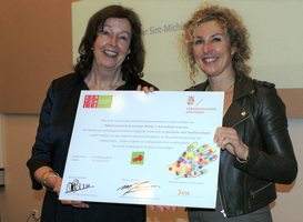 Katja Hoorn (Kentalis) en Marleen Janssen (RUG) zetten hun handtekening voor verdere samenwerking, beeld: Kentalis