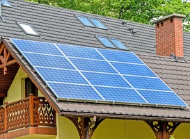 Normal_zonnepanelen__dak__huis__balkon__boomtoppen__schoorsteen__geel__goed_onderhouden