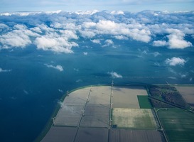 Normal_flevoland_van_boven__windmolens__nieuw_land__landbouw__zee__meer