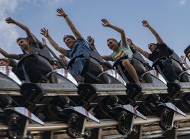 Normal_achtbaan__pretpark__mensen__handjes_in_de_lucht