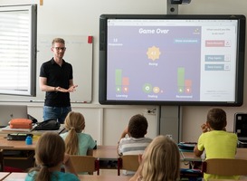 Normal_leraar__docent__digibord__schoolbord__klas__klaslokaal__lokaal__leerlingen