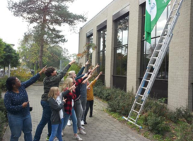 Normal_tweede_groene_vlag_wordt_opgehangen