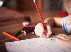 Kinderboekenambassadeur Manon Sikkel start als Schoolschrijver op Haagse school