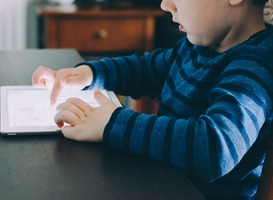 Oogfonds luidt noodklok: kinderen moeten leren regelmatig van scherm op te kijken