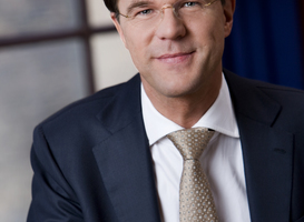 Premier Mark Rutte doet mee aan gymles bij Montessorischool in Oegstgeest 