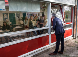 Minister Slob verwelkomt blije kinderen bij basisschool in Zwolle