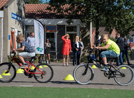 Minister Van Nieuwenhuizen krijgt verkeersles in Marum