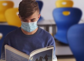 Actievoerende ouder tegen mondkapjes op school gearresteerd Actievoerende ouder tegen mondkapjes op school gearresteerd