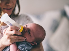 Wetenschappers willen richtlijnen rond mogelijk ongezonde babyflesjes aanpassen