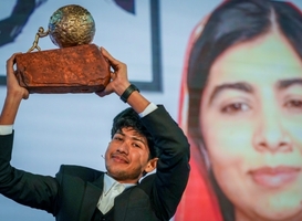Sadat Rahman uit Bangladesh wint Internationale Kindervredesprijs