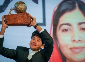 Sadat Rahman uit Bangladesh wint Internationale Kindervredesprijs Sadat Rahman uit Bangladesh wint Internationale Kindervredesprijs