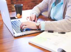 Docent verrast door lief gebaar leerlingen tijdens online les