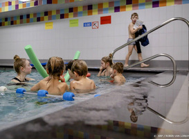 Versoepeling coronamaatregelen: kinderen mogen weer naar zwemles