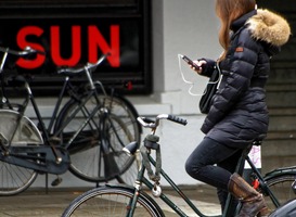 Onderzoek: veel scholieren blijven fietsen met smartphone in de hand