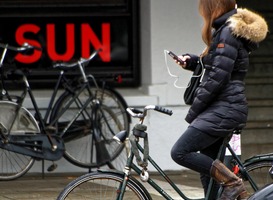 Onderzoek: veel scholieren blijven fietsen met smartphone in de hand Onderzoek: veel scholieren blijven fietsen met smartphone in de hand
