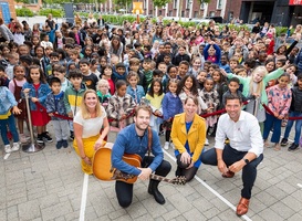 Tim Akkerman trapt Maand van de Veilige Schoolomgeving af met liedje "Wij gaan weer naar school"