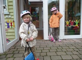 Basisschoolkinderen krijgen tijdens verkeersles gratis fietshelmen uitgereikt