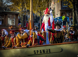 Sinterklaas vaart toch met stoomboot Amsterdam binnen