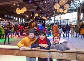 Tijdens de kerstvakantie schaatsen tussen de treinen van het Spoorwegmuseum