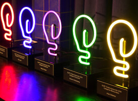 Vier onderwijsvernieuwers ontvangen de SURF Onderwijsaward 2021 Vier onderwijsvernieuwers ontvangen de SURF Onderwijsaward 2021