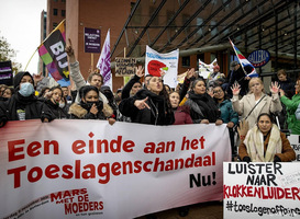 Gedupeerden toeslagenaffaire lopen 'Mars met de Moeders' door Rotterdam