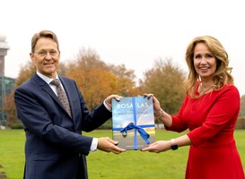 Eerste exemplaar 'Bosatlas van weer en klimaat' uitgereikt aan Helga van Leur Eerste exemplaar 'Bosatlas van weer en klimaat' uitgereikt aan Helga van Leur